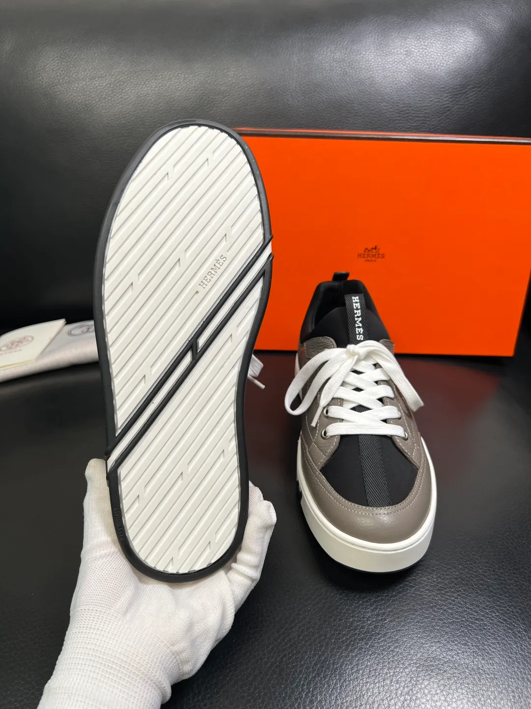 Men's shoes 💰700 Hermes High-quality top crafts Hermes counters are selling simultaneously with original factory configuration, original cowhide fabric imported from Italy, high-quality splicing technology, fully imported water-dyed cowhide lining, soles: original soles specially provided by the original factory are super comfortable, original factory and single goods are welcome to compare, code number 38-44 (customized 45)